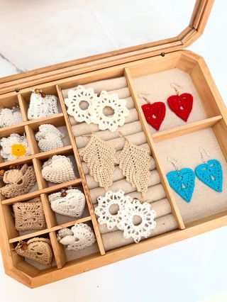 Macramé náušnice 🤎🤍 290,-/€12 Po Praze doručení zdarma ve stejný den 💌 #dnesnosimcz #ceska #letnidovolena #macramelove...